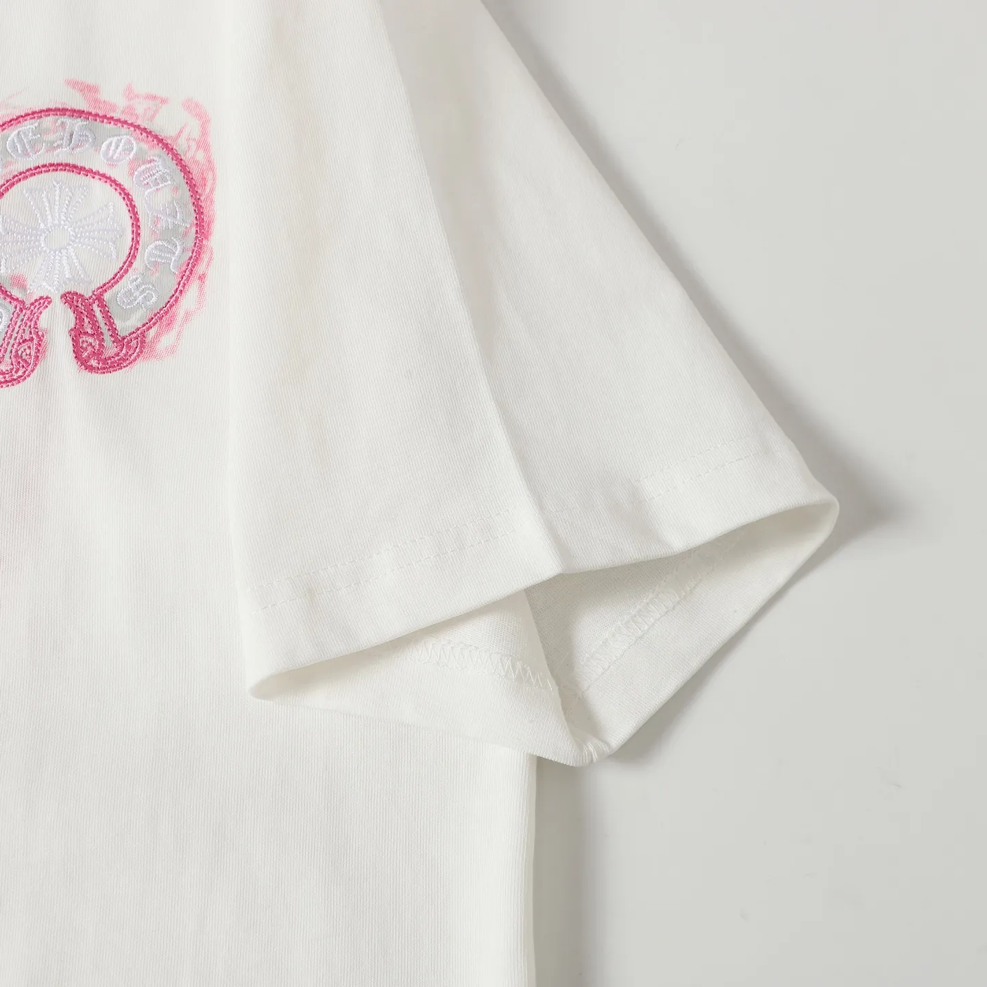 🅿️190 COME HEARTSCH/Cro Heart Purple Horseshoe Printed Embroidered Short Sleeve T-shirt Uses direct injection imported machine printing hardware and accessories, all custom-made, embroidery➕printing design Correctly configured black 2025 packaging 280 grams custom-dyed double yarn cotton version Large, loose and stylish Differentiated from the low version, slim and long version, upper body pulls the hips, correct high-density main mark, washed tag, hand-sewn Color: Black/White Size: XS-L